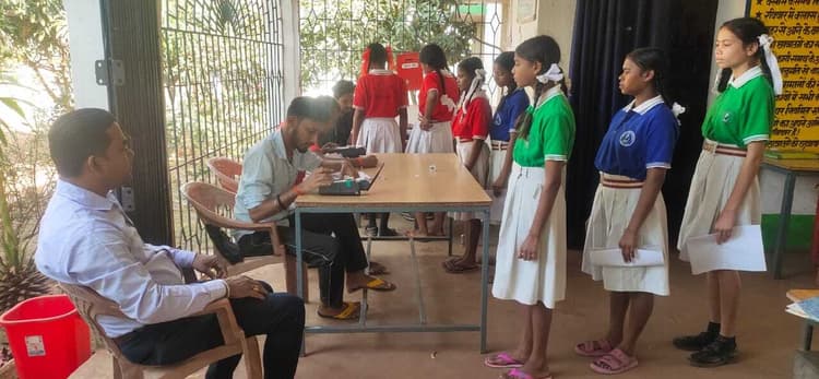 कस्तूरबा विद्यालय में बच्चों का किया ई-केवायसी