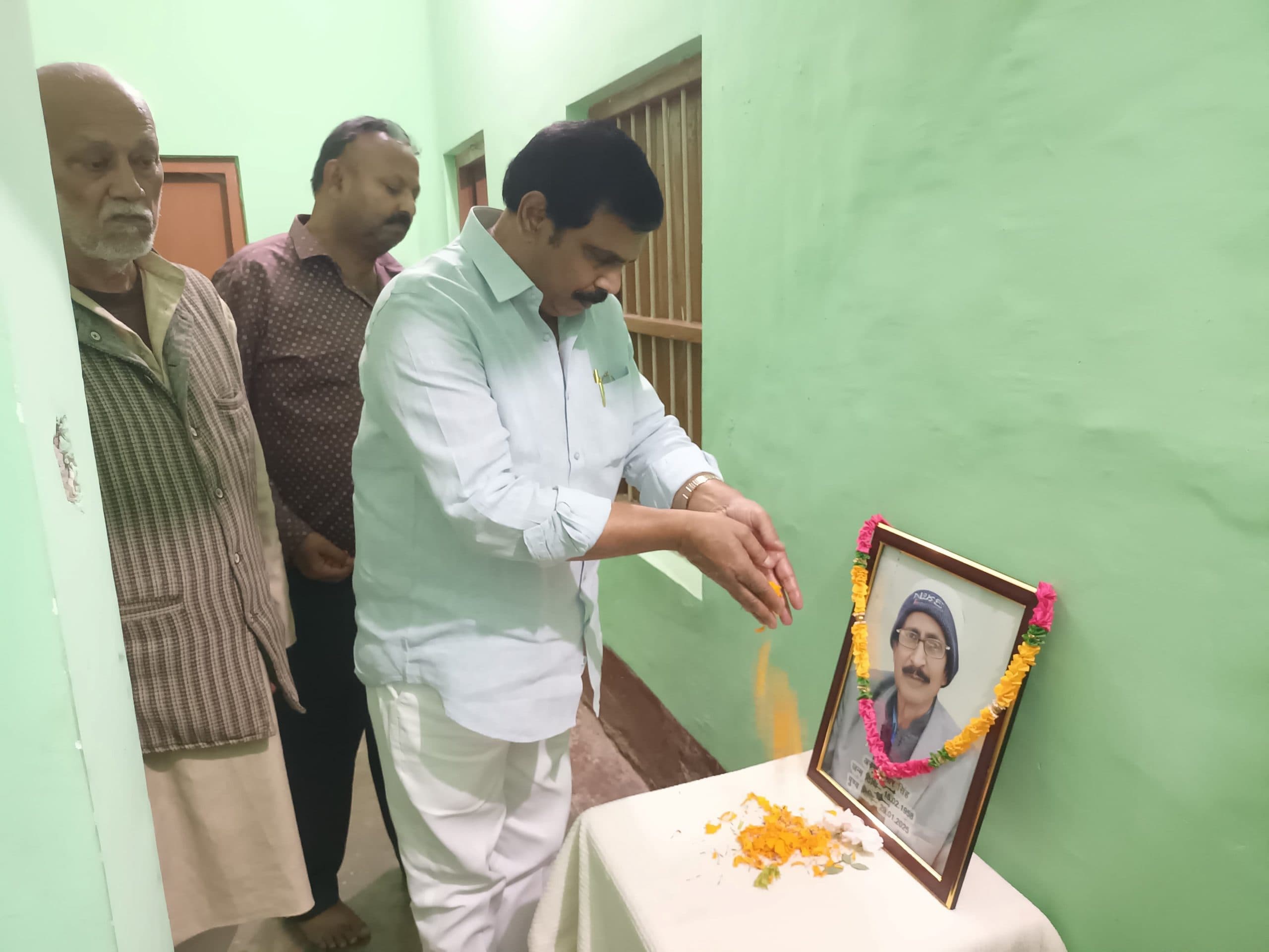 पूर्व सांसद ने समर्थकों के घर जाकर की संवेदना व्यक्त