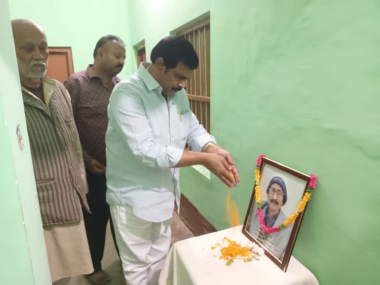 पूर्व सांसद ने समर्थकों के घर जाकर की संवेदना व्यक्त