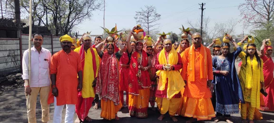 Dhanbad News : कलश यात्रा के साथ प्योर बरोरा में हनुमत महायज्ञ शुरू