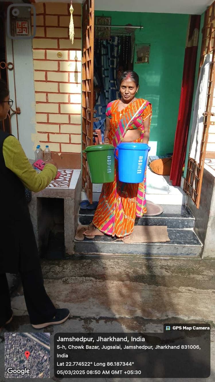 Jamshedpur News : जुगसलाई नगर परिषद में बांटे जा रहे डस्टबिन, लोगों से की जा रही यह अपील