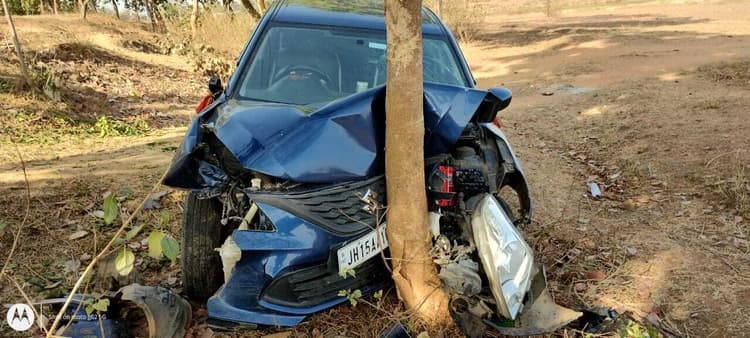 सड़क दुर्घटना में बाल-बाल बचे कार सवार