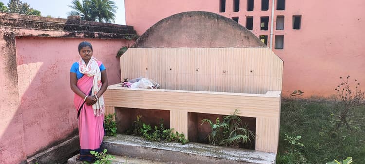 खैरबनी आंगनबाड़ी केंद्र का हैंडवॉश यूनिट एक साल से खराब