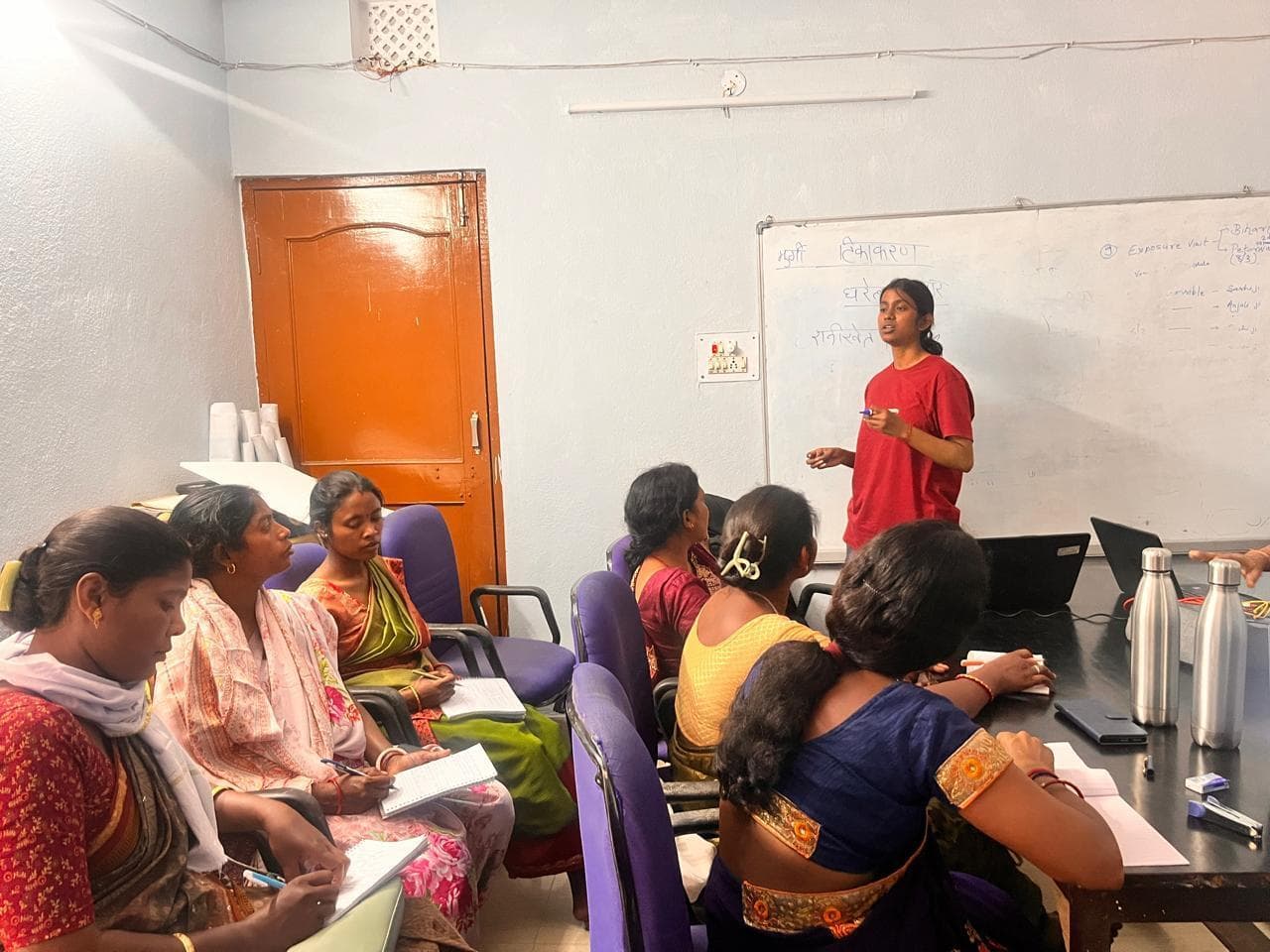 बैकयार्ड पोल्ट्री फार्मिंग की दी गयी ट्रेनिंग