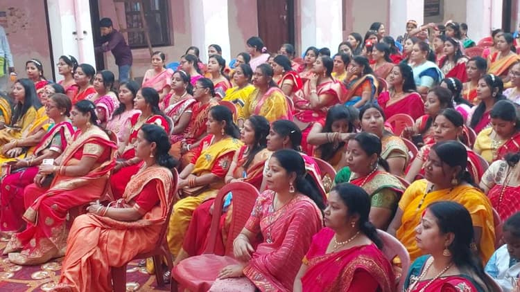 Deoghar news : बरनवाल महिला समिति के मिलन समारोह में जमकर उड़े अबीर व गुलाल, व्यंजनों का उठाया लुत्फ