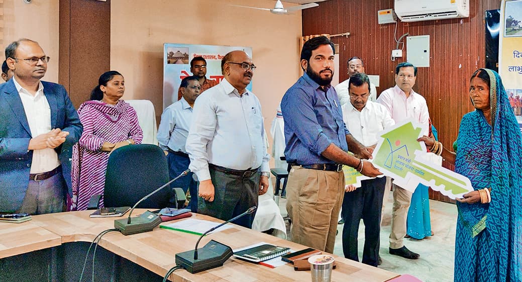 hajipur news. पीएम आवास योजना के पांच लाभुकों को डीएम ने सौंपी घर की चाबी