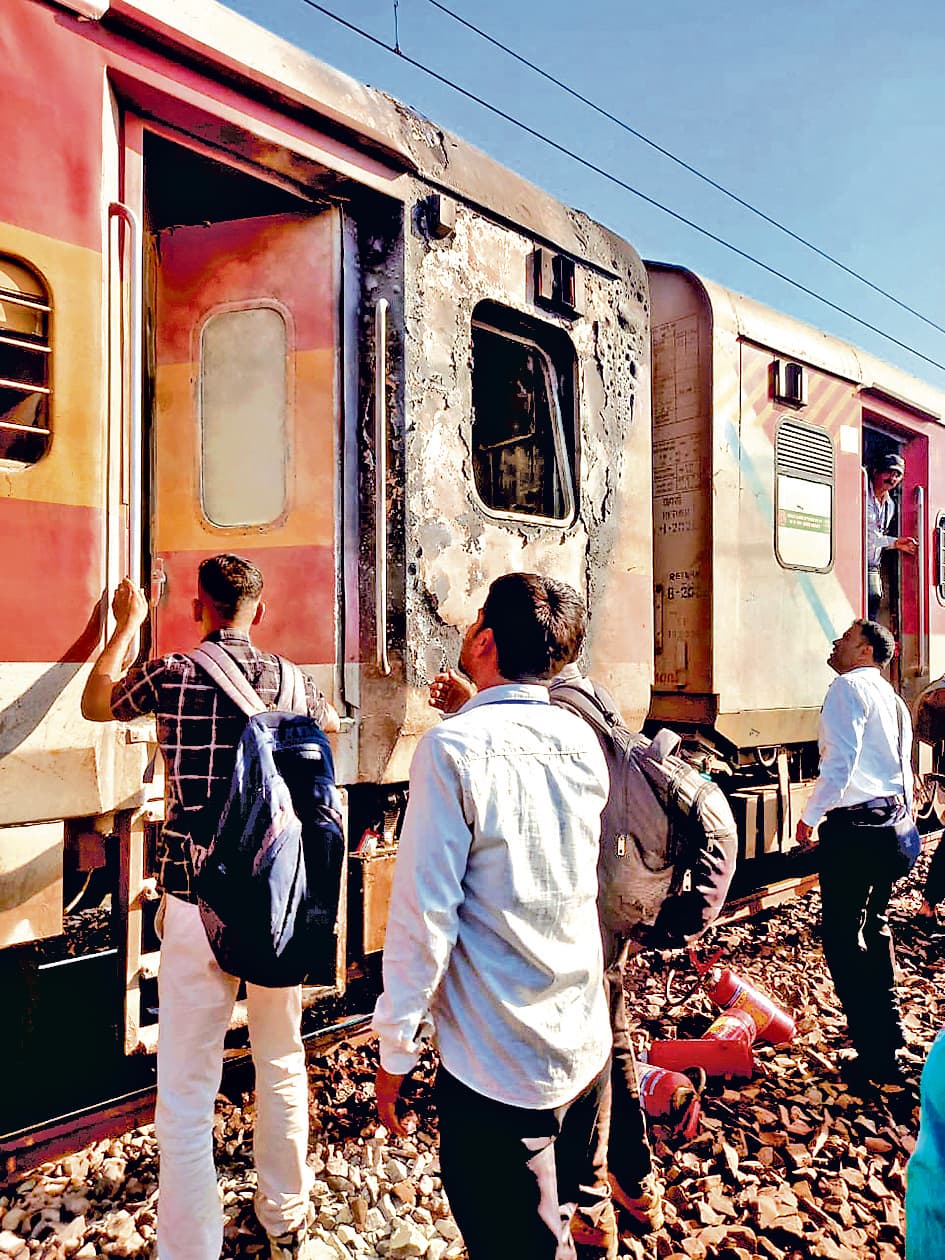 बक्सर-टाटानगर एक्सप्रेस के शौचालय में लगी आग