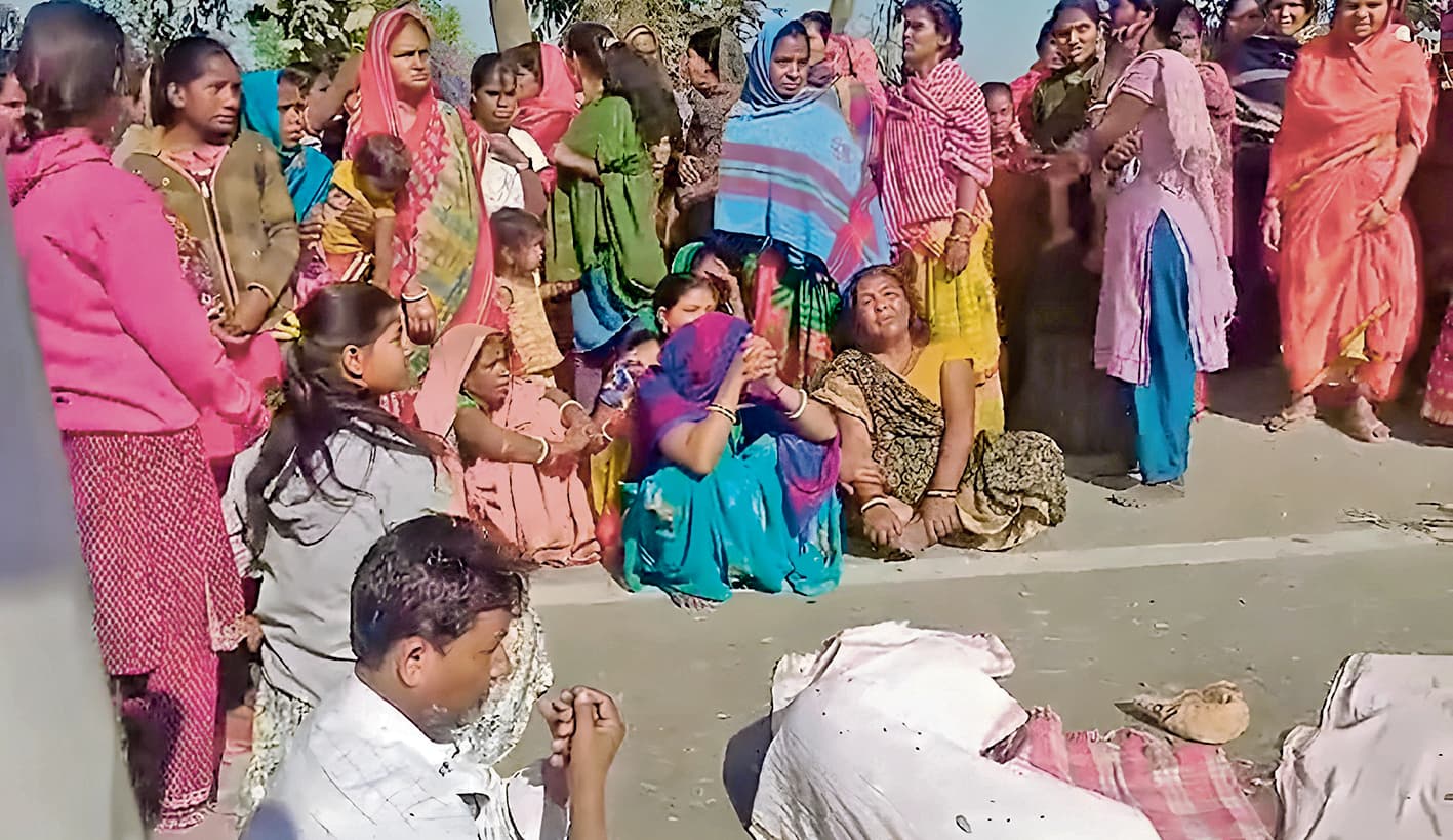 hajipur news. बस की टक्कर से छात्रा की मौत, लोगों ने सड़क पर आगजनी कर किया हंगामा