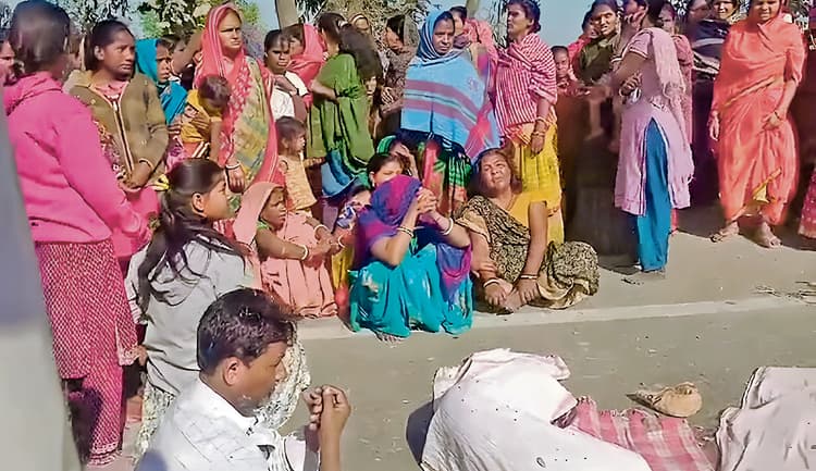 hajipur news. बस की टक्कर से छात्रा की मौत, लोगों ने सड़क पर आगजनी कर किया हंगामा