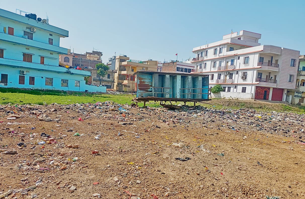 Ara News : नगर निगम की लापरवाही से चलंत शौचालय बने कबाड़