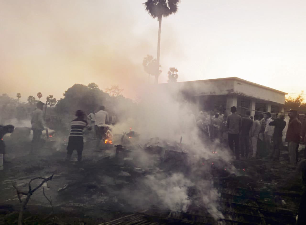 hajipur news. अगलगी से आठ घर जलकर राख