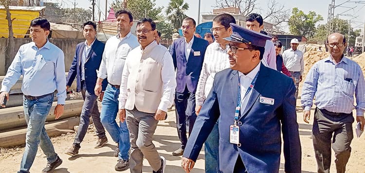 Ara News : डीआरएम ने आरा जंक्शन पर किया निरीक्षण रेलवे ट्रैक पर विकास कार्यों का लिया जायजा