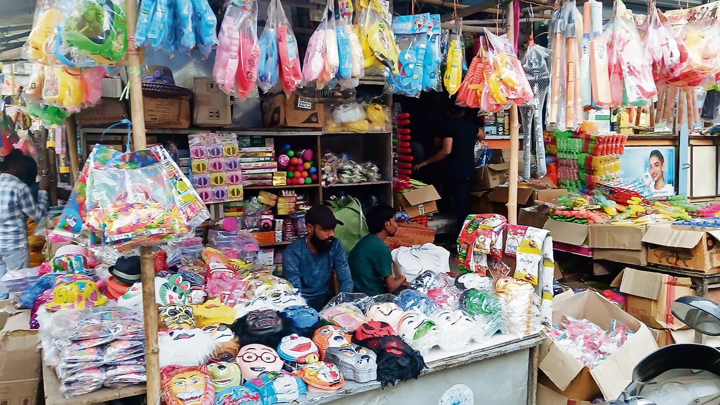 Gaya News : बाजार पर चढ़ने लगा होली का रंग, कारोबार में आने लगी तेजी