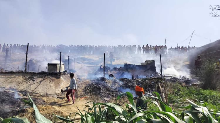 Samastipur News: शिवाजीनगर के औरा में आग लगने से आधा दर्जन घर खाक, जलता आशियाना देख फूट-फूट कर रोने लगे महादलित परिवार के लोग