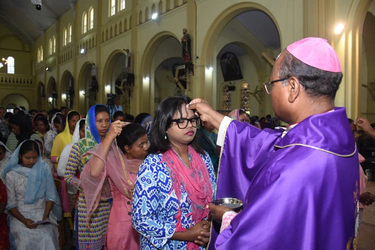 ranchi news : संत मरिया महागिरजाघर में विशेष आराधना, आर्चबिशप ने कहा : चालीसा काल में खुद को नया बनाने की जरूरत