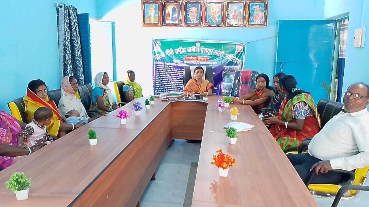 रोजगार दिवस पर लोगों को योजनाओं की दी गयी जानकारी