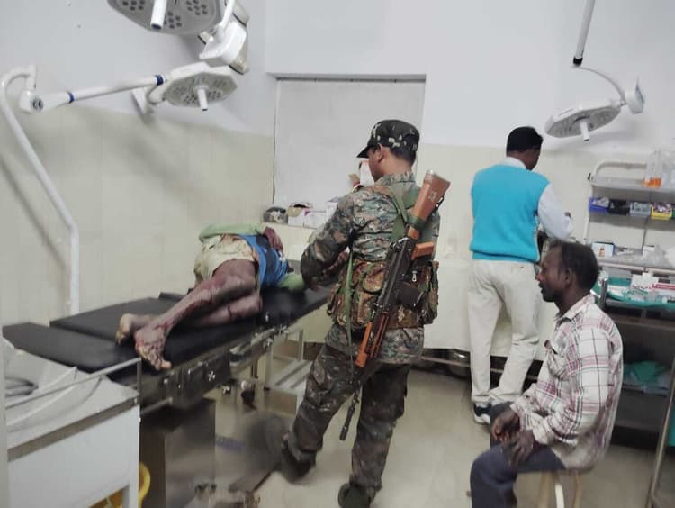 टेंपो व बाइक की आमने-सामने टक्कर में तीन लोग घायल