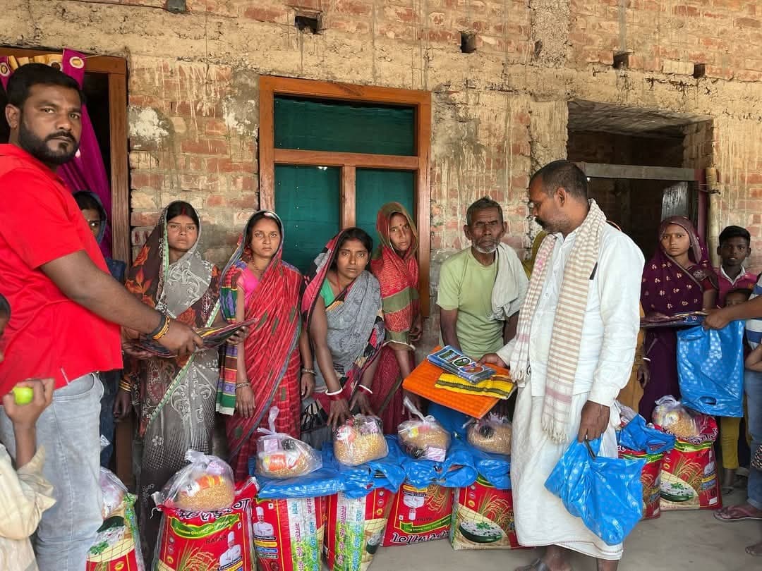 बैरिया गांव में नौ घर जलकर राख, विधायक ने बांटी राहत