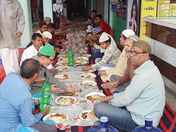 दावत ए इफ्तार में शरीक हुए रोजेदार