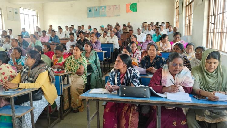 शिक्षक 12 बजे तक हर हाल में एसएमएस करना सुनिश्चित करें