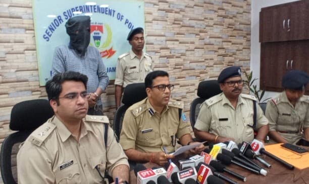 Jamshedpur News : उद्यमी के शोरूम को बम से उड़ाने की धमकी देने वाला गिरफ्तार