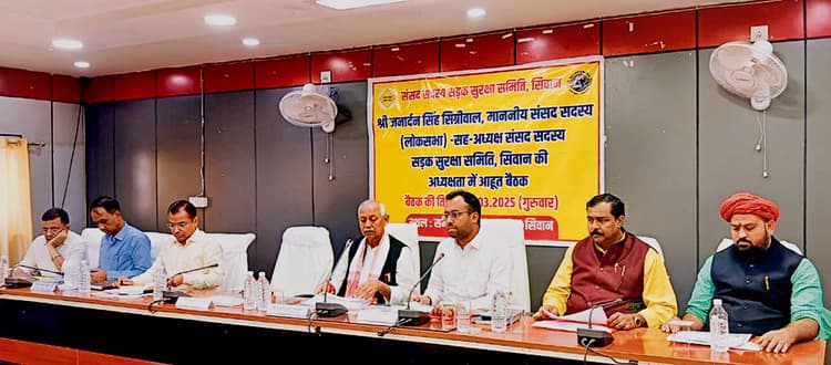 siwan news : चिह्नित नौ ब्लैक स्पॉटों पर लगाये जा रहे रिफ्लेक्टर व बनाये जा रहे ब्रेकर