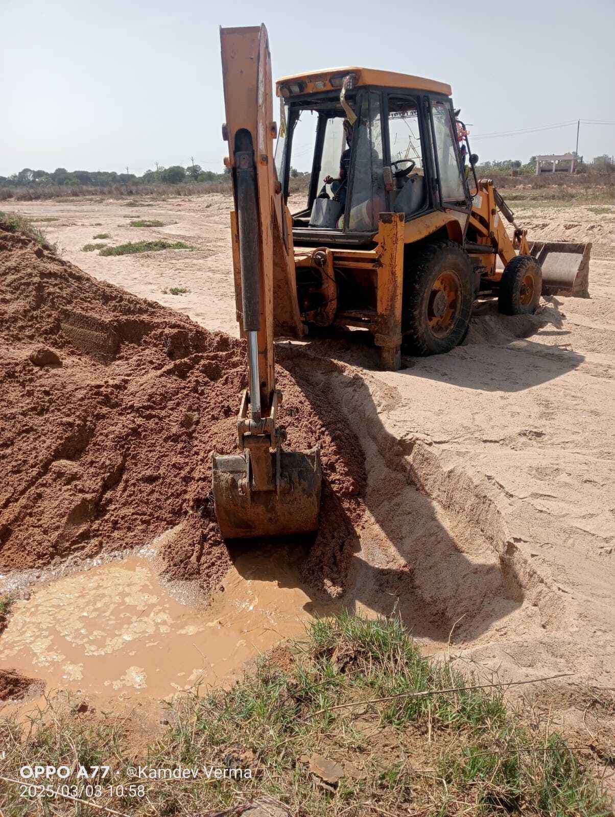 Deoghar news : जेसीबी से नवाडीह नदी में गड्ढे कर शहरी क्षेत्र में हो रही है पेयजल की सप्लाई