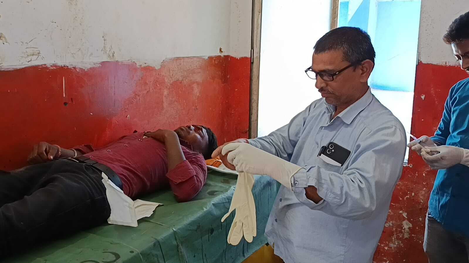 जमीन विवाद में पति-पत्नी व उनके पुत्र को पीटकर किया जख्मी