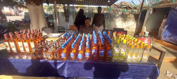 ऑटो से भारी मात्रा में शराब बरामद, तस्कर गिरफ्तार