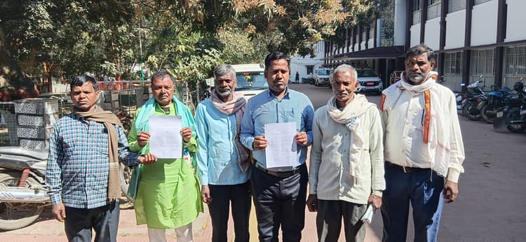 अवैध रूप से बालू उठाव को लेकर डीएम को सौंपा ज्ञापन