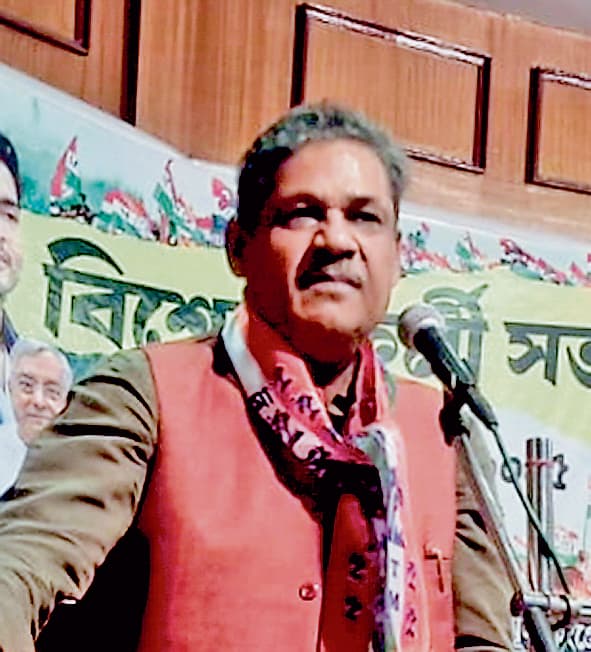 कबाड़ी को हिरासत से छुड़ाने पुलिस चौकी पहुंचे सांसद कीर्ति झा आजाद