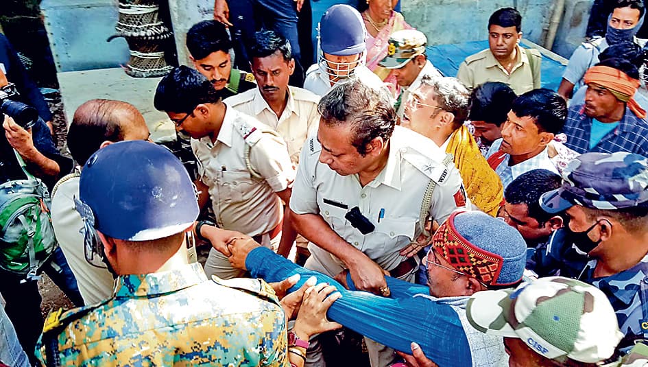 तारापीठ श्मशान में कचरा भंडार बनाने के खिलाफ भाजपा का आंदोलन