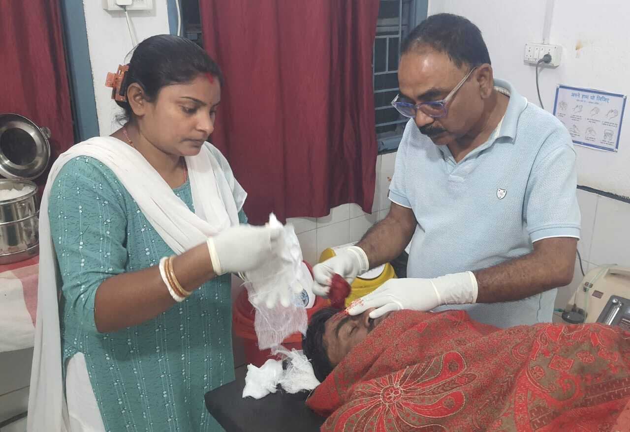 गमछे की पगड़ी सरकने से आंख हुई बंद, बिजली पोल से टकरायी बाइक