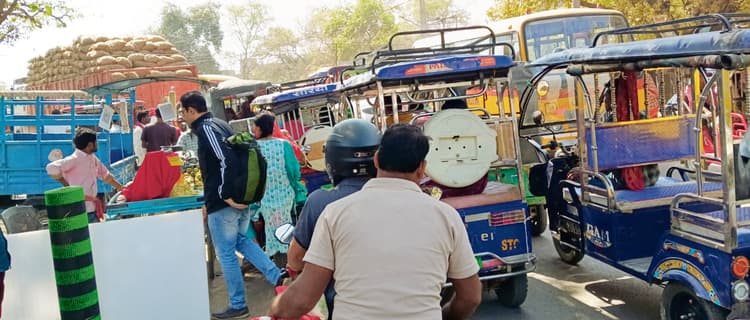 Buxar News: गोलंबर से बाइपास तक लगी छोटे-बड़े वाहनों की लंबी लाइन