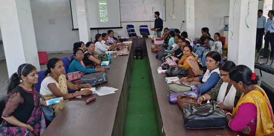 प्रशिक्षण शिविर में बच्चों की देखभाल की दी गयी जानकारी
