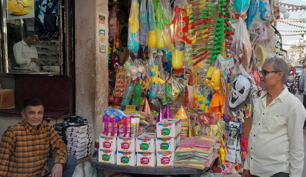 Madhubani News : फगुआ के रंग में रंगा बाजार, हर्बल रंग व पिचकारी की बढ़ी डिमांड