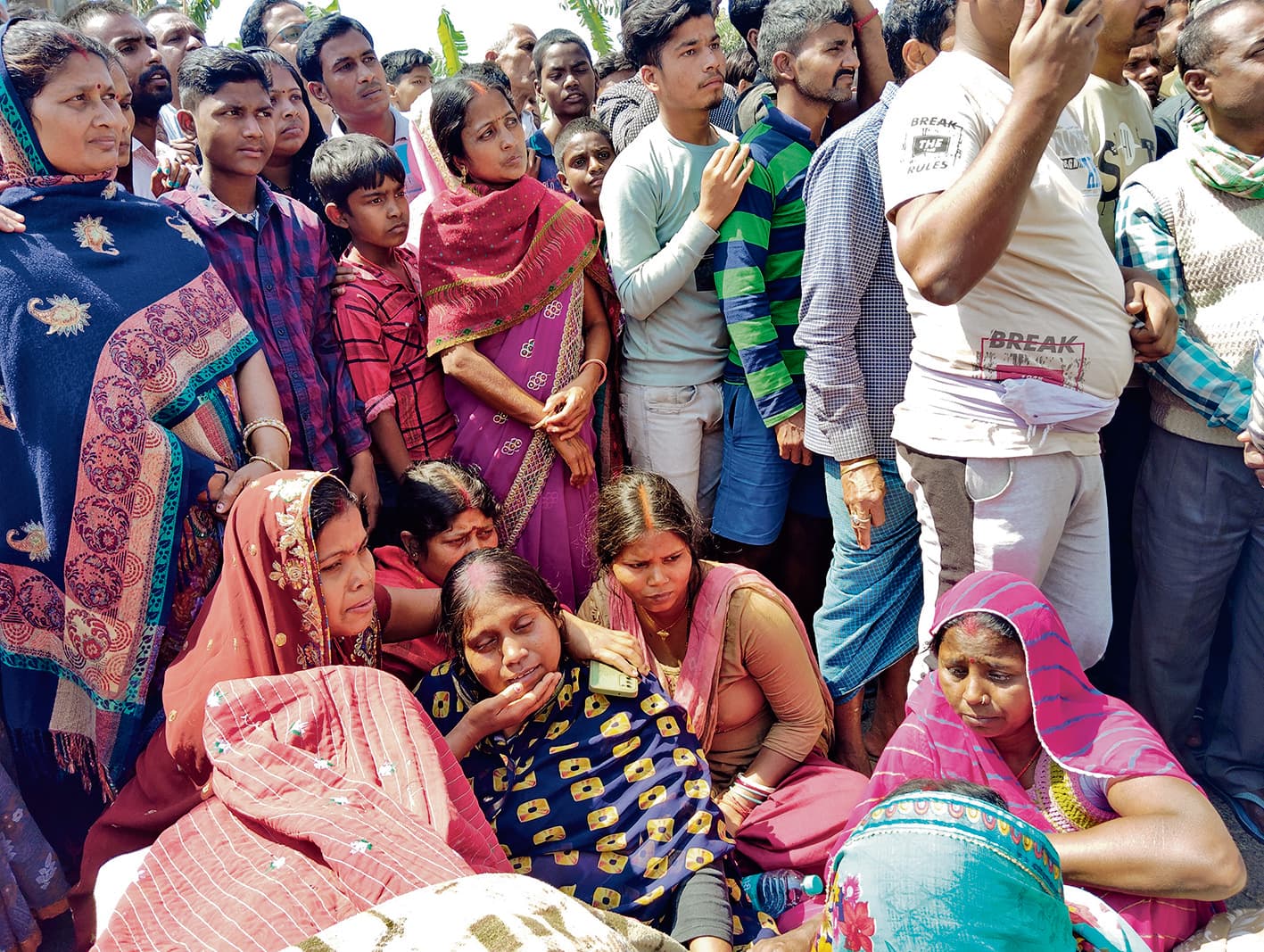 hajipur news. शॉर्ट सर्किट से जले पेड़ की डाल टूट कर गिरने से युवक की मौत