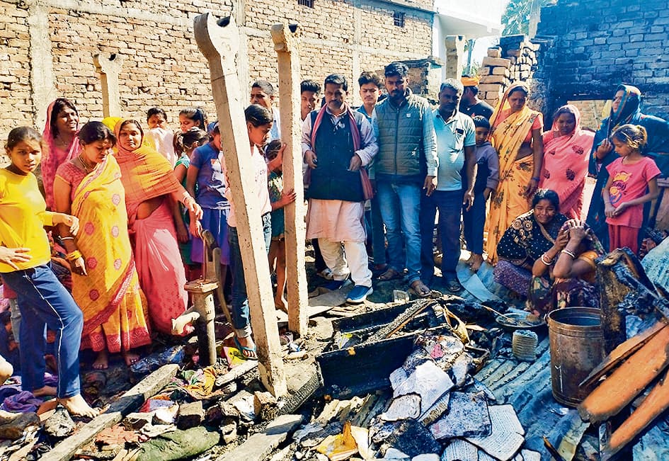 hajipur news. गैस रिसाव से लगी आग में पांच घर जलकर राख, लाखों की संपत्ति खाक