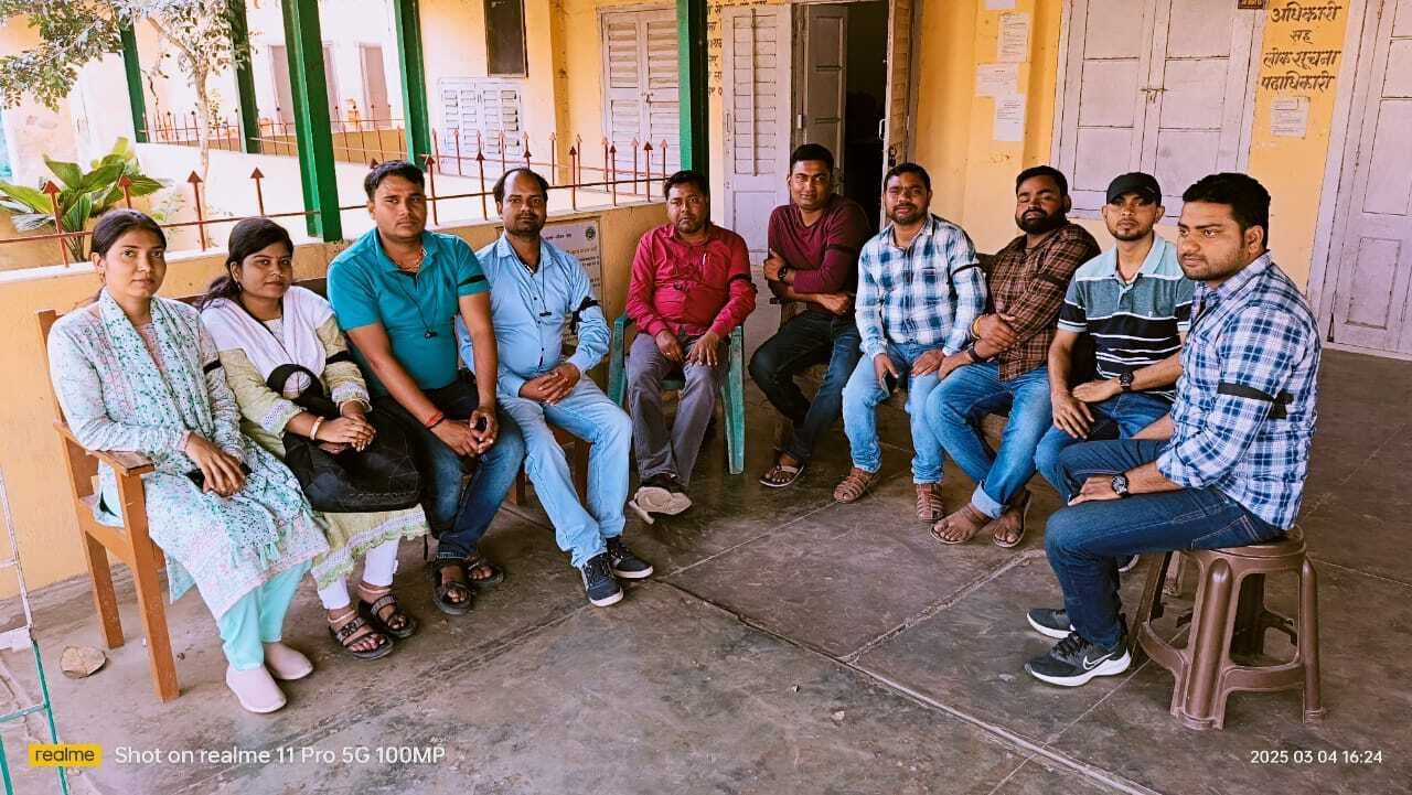 Madhubani News : 17 सूत्रों मांगें पूरी कराने के लिए राजस्व कर्मचारियों का धरना जारी