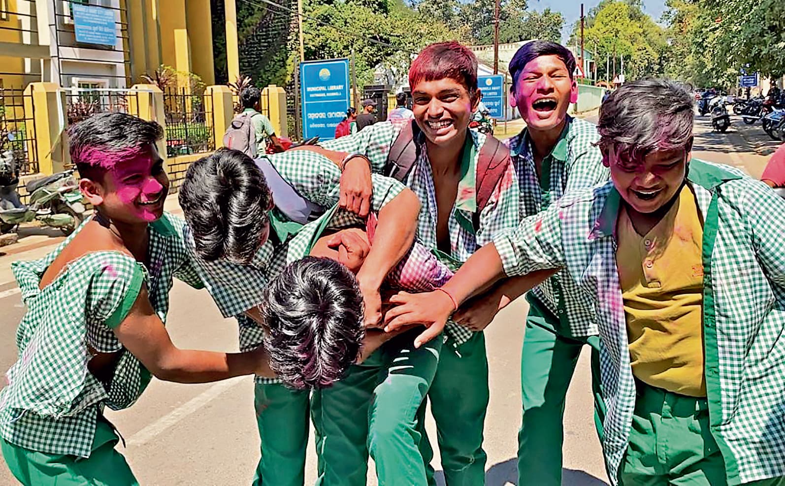 Rourkela News: मैट्रिक बोर्ड परीक्षा के समापन का मना जश्न, छात्राओं ने एक-दूसरे को लगाया अबीर, छात्रों ने खेली कपड़ा फाड़ होली