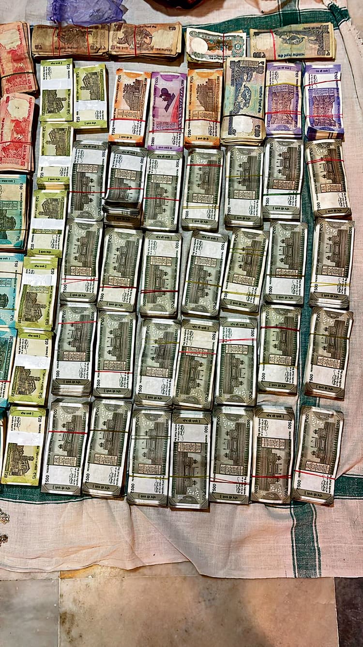 Bhubaneswar News: एसटीए के डिप्टी कमिश्नर के यहां विजिलेंस का छापा, 15 लाख नकद, सोना के तीन बिस्कुट व आभूषण बरामद