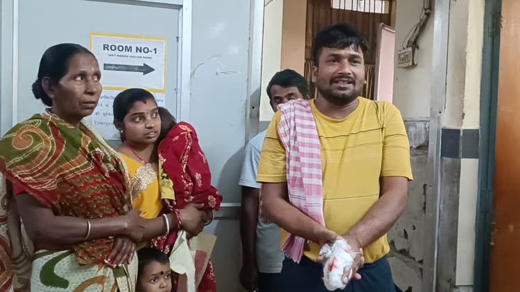 Dhanbad News : कुत्तों का आतंक, एक घंटे में पांच लोग हुए डॉग बाइट के शिकार