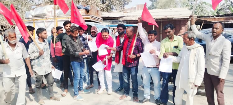 बिहार सरकार के बजट के खिलाफ माले ने बजट की प्रति का किया दहन