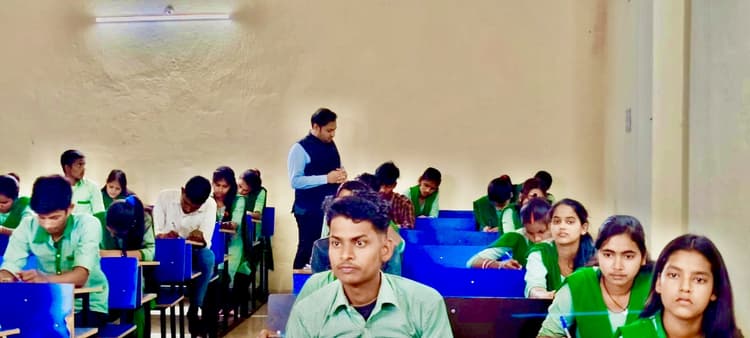 Giridih News: एसडीओ व अन्य अधिकारियों ने किया परीक्षा केंद्र का निरीक्षण