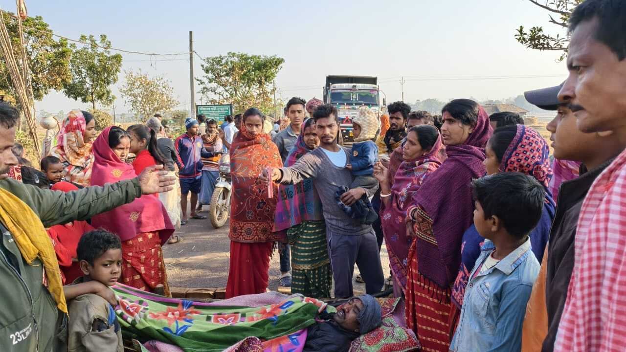 ग्रामीणों ने सड़क जाम कर पुलिस की कार्रवाई का किया विरोध