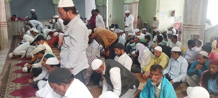मस्जिदों में जुमा की पहली नमाज पढ़ने के लिए उमड़ी भीड़