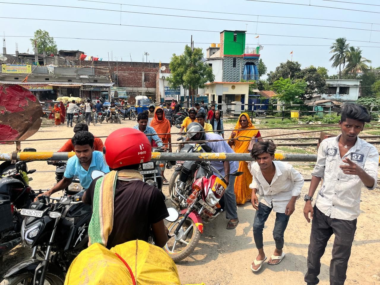 जान जोखिम डालकर फाटक पार करते हैं लोग