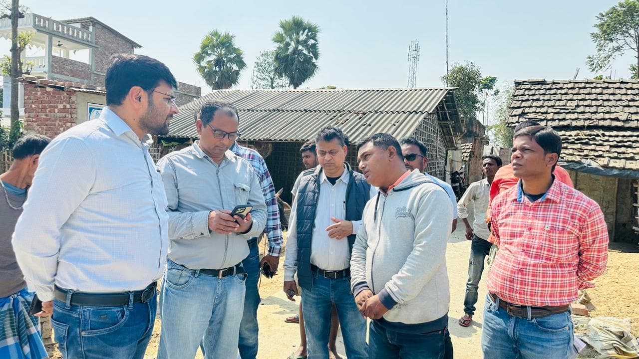 डीआरडीए निदेशक ने पीएम आवास व जॉब कार्ड की स्थलीय जांच कर लाभुकों से मिले