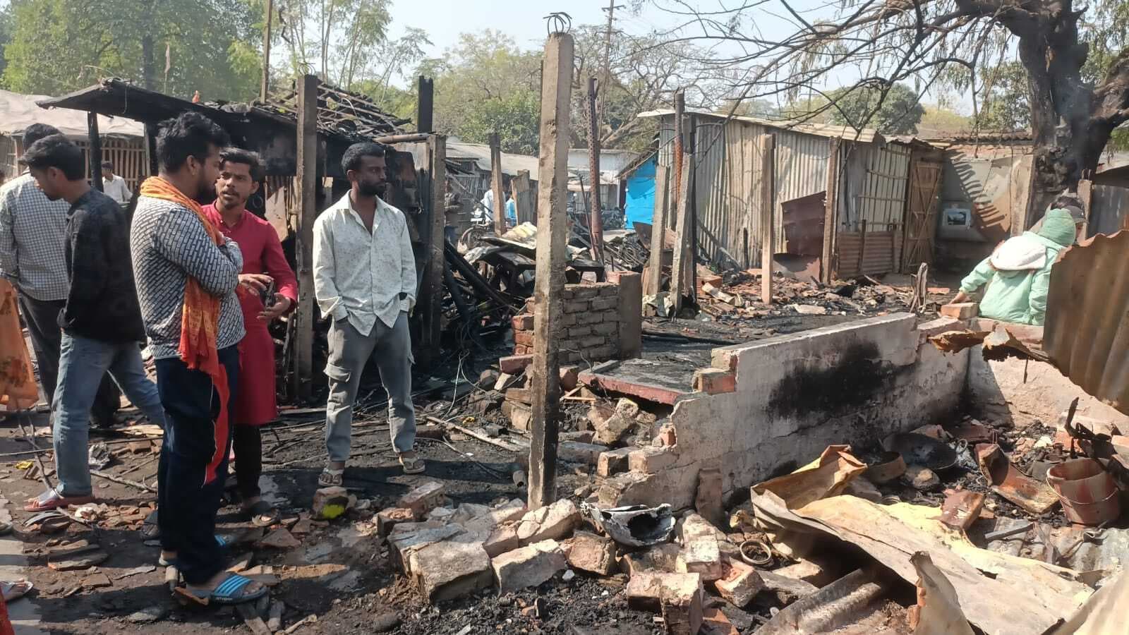 संग्राम चौक पर आधा दर्जन दुकानें राख, लाखों की क्षति