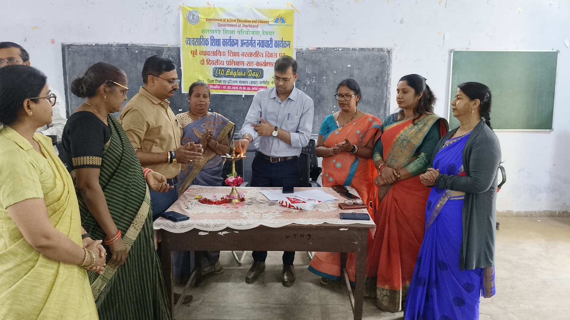 Deoghar news <bha>;</bha> बैगलेस-डे में बिना बस्ते के स्कूल आयेंगे बच्चे, लर्निंग बाय डूइंग को बढ़ावा देना उद्देश्य